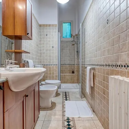 Fine Arts - Tv 40' Hd Netflix Prime Dazn Apartment